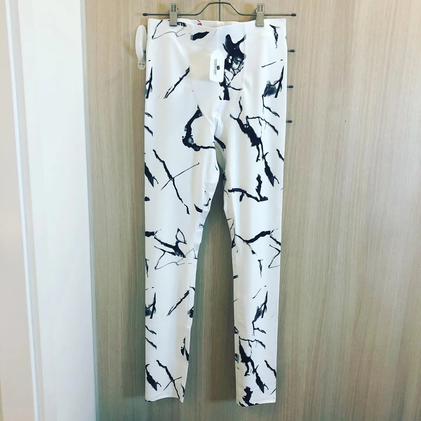 White Marble Print Men's Leggings, Abstract Marbled Style Meggings Fashion Running Tights