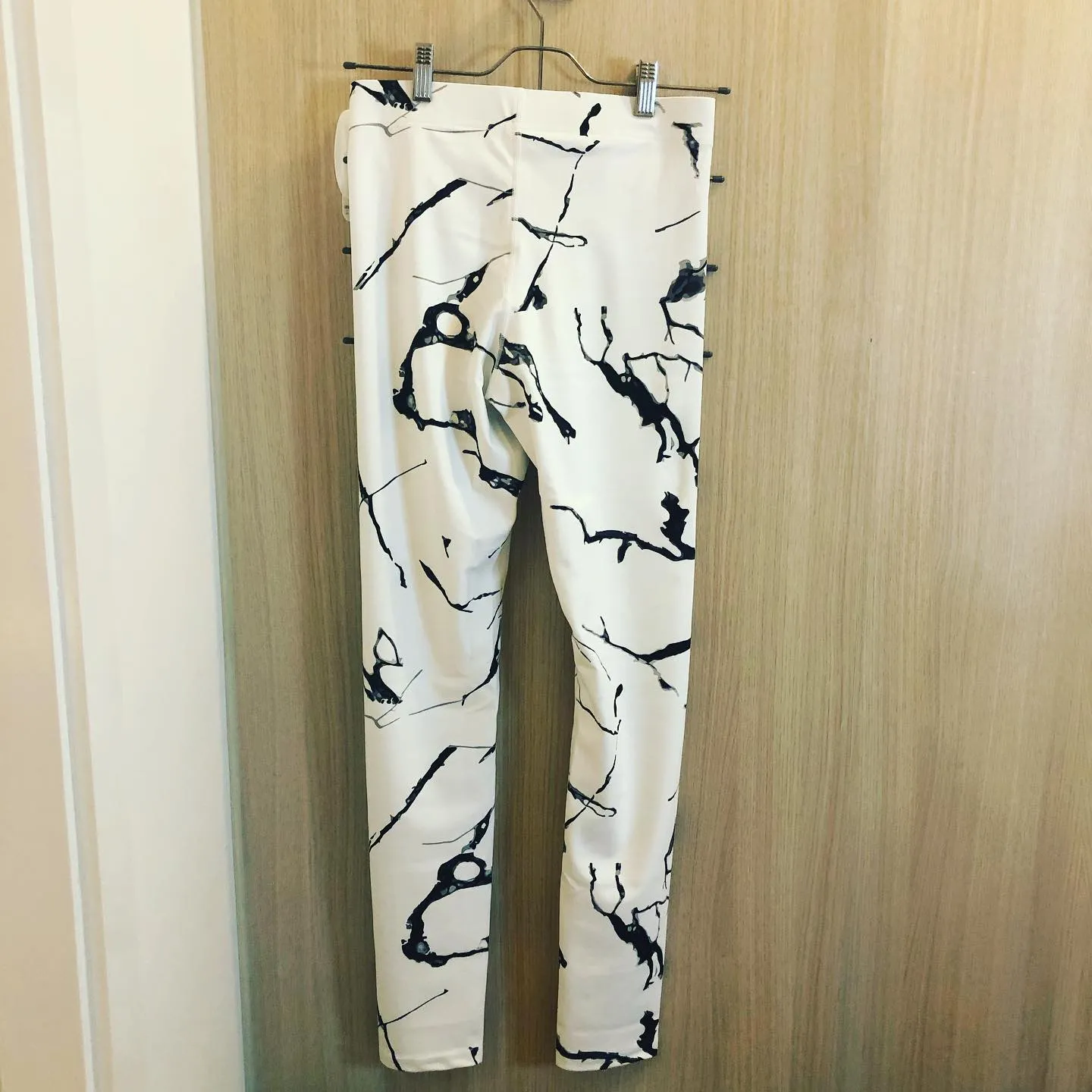 White Marble Print Men's Leggings, Abstract Marbled Style Meggings Fashion Running Tights