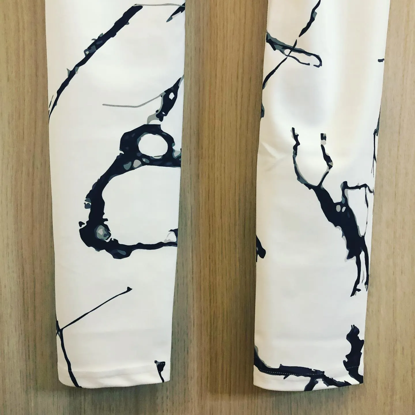 White Marble Print Men's Leggings, Abstract Marbled Style Meggings Fashion Running Tights